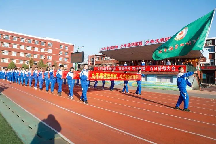 九年级主任赵春香,八年级主任白玉荣,9年7班崔子昂,8年3班孙海宸进行